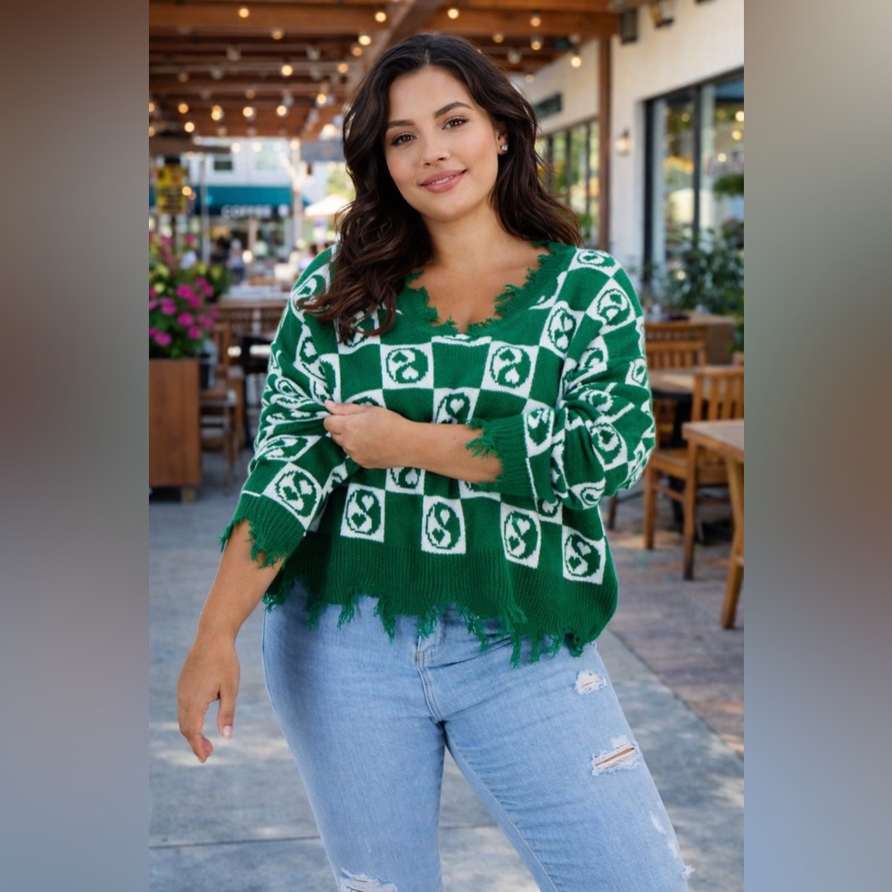Chic Green V-Neck Sweater with Pattern